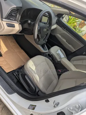 Hyundai Elantra SE Sedan FWD (2.0L 4cyl 6M) 2017 White