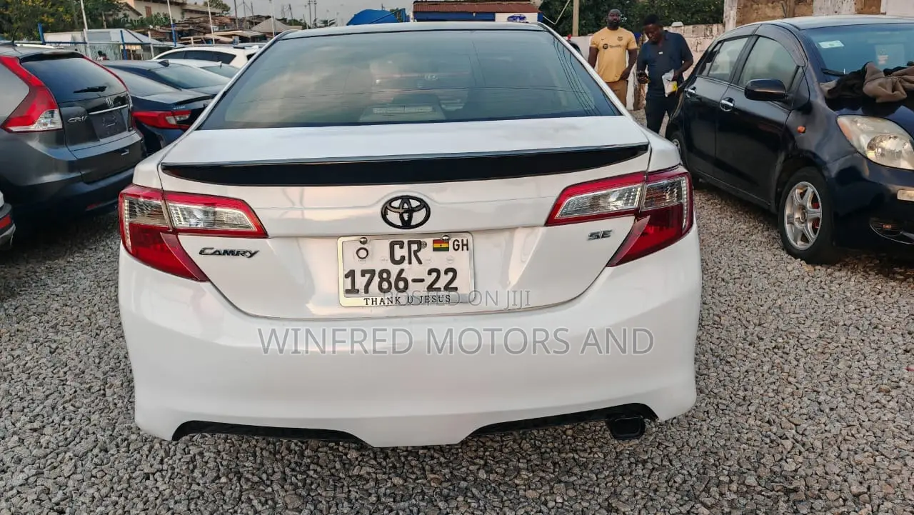 Toyota Camry SE 4dr Sedan (2.5L 4cyl 6A) 2014 White