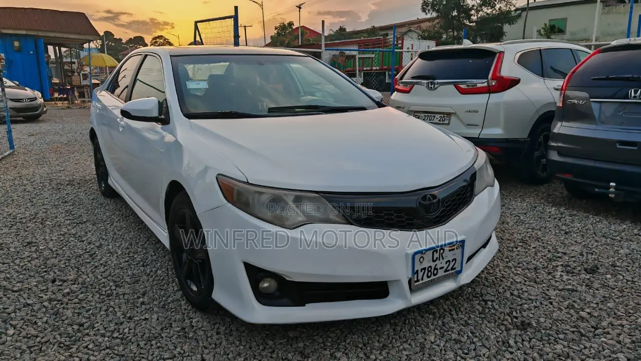 Toyota Camry SE 4dr Sedan (2.5L 4cyl 6A) 2014 White