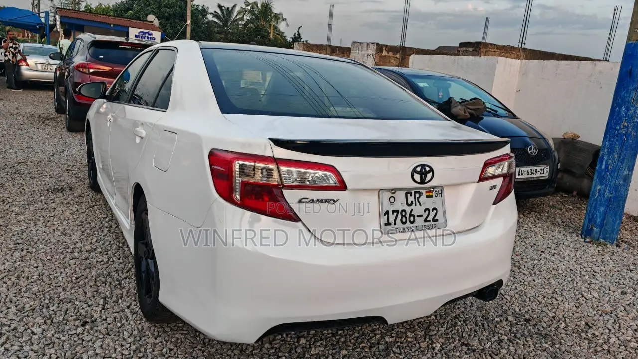 Toyota Camry SE 4dr Sedan (2.5L 4cyl 6A) 2014 White