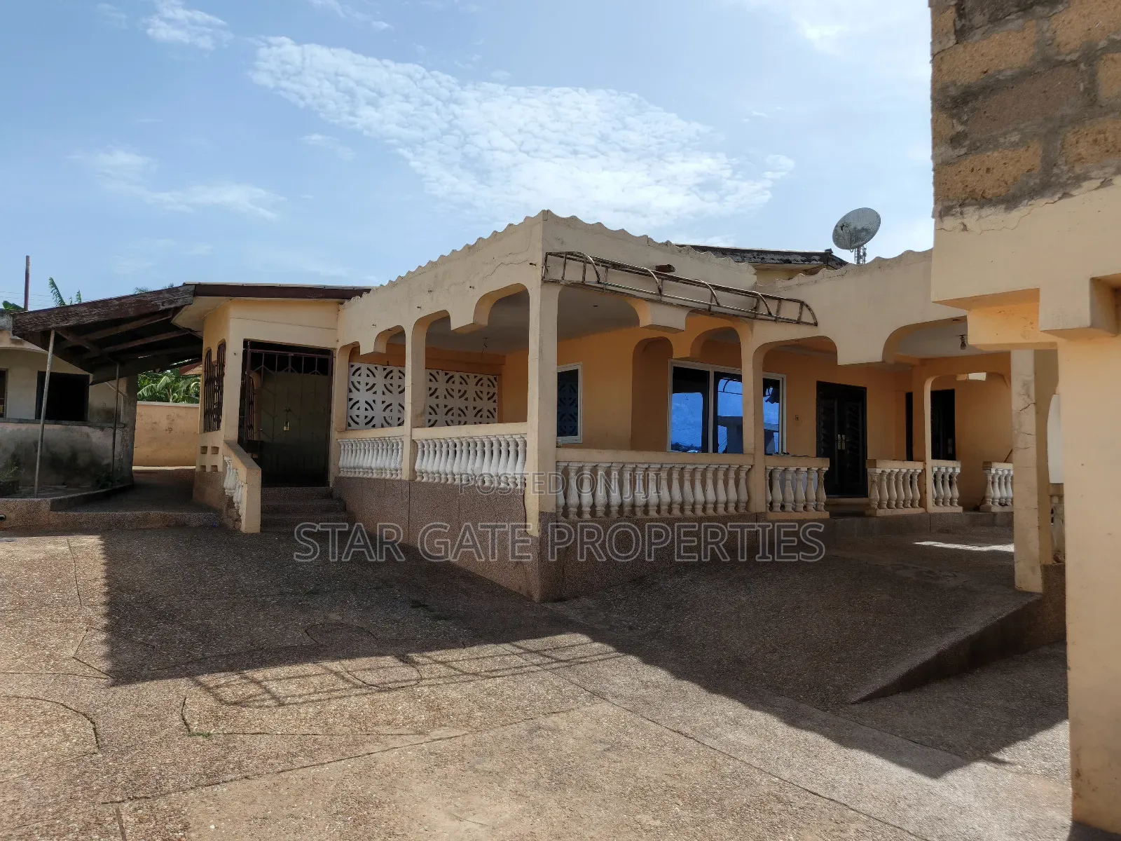 6bdrm House in Abuakwa Mankraso, Atwima Nwabiagya for sale