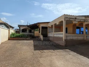 6bdrm House in Abuakwa Mankraso, Atwima Nwabiagya for sale