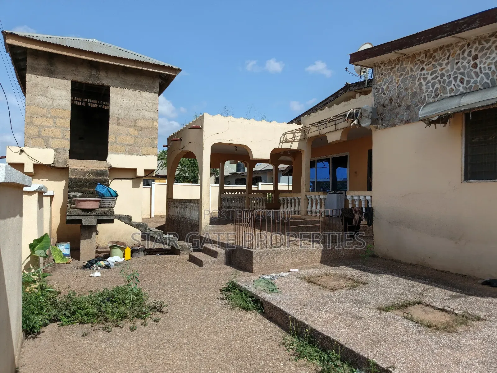 6bdrm House in Abuakwa Mankraso, Atwima Nwabiagya for sale