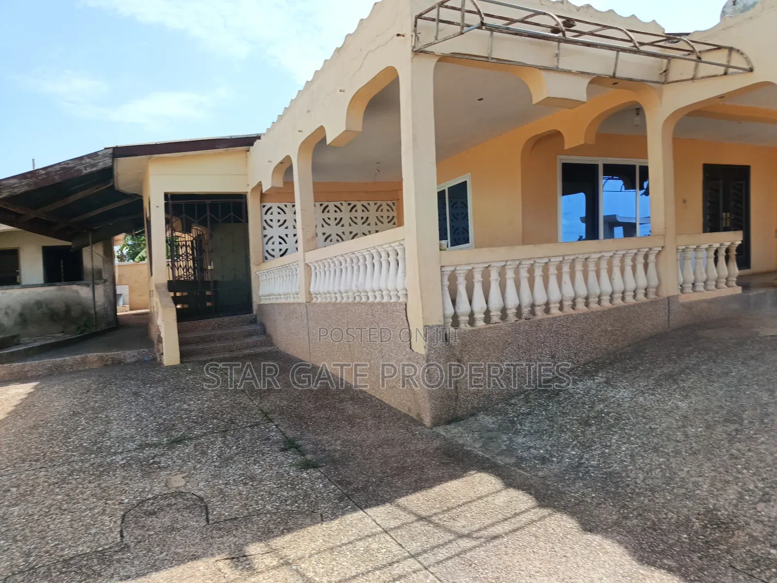 6bdrm House in Abuakwa Mankraso, Atwima Nwabiagya for sale