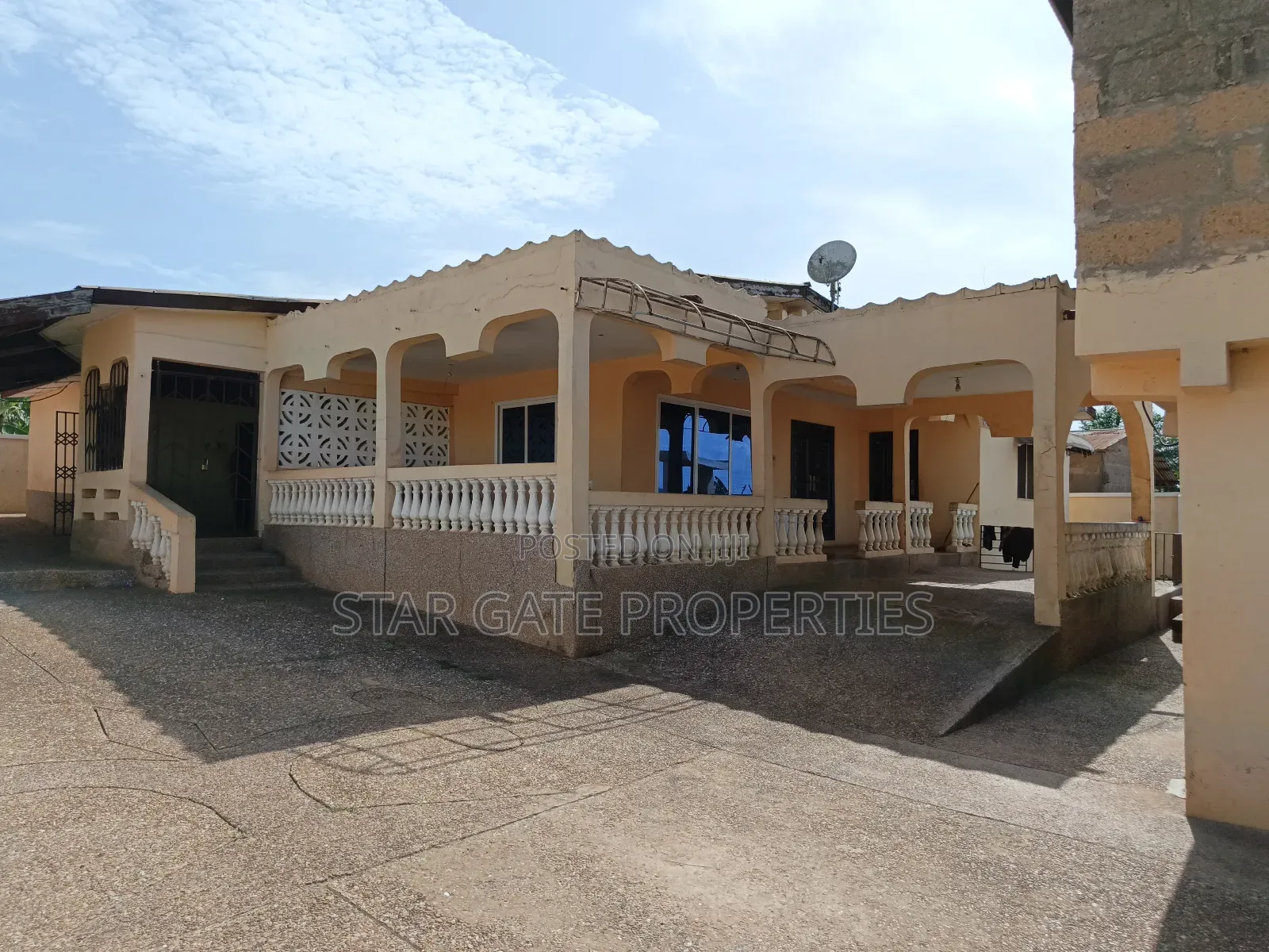 6bdrm House in Abuakwa Mankraso, Atwima Nwabiagya for sale