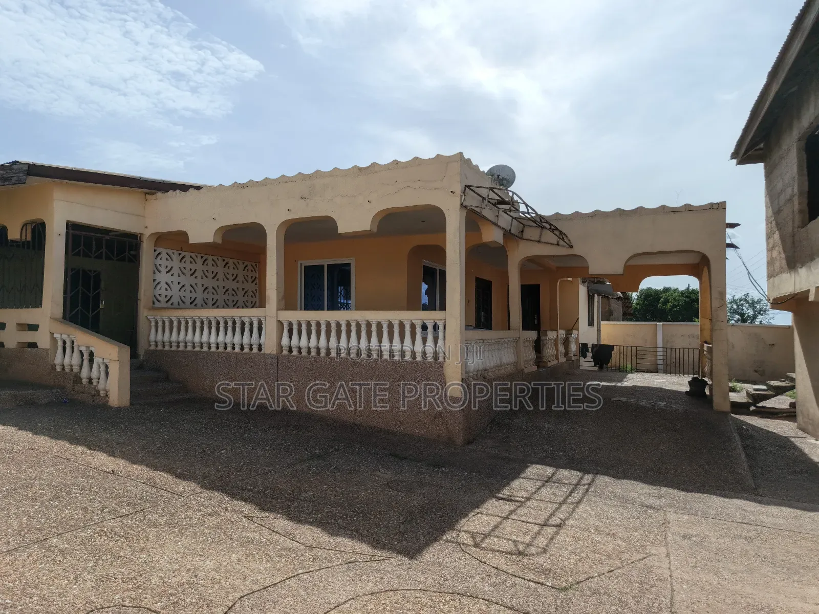6bdrm House in Abuakwa Mankraso, Atwima Nwabiagya for sale