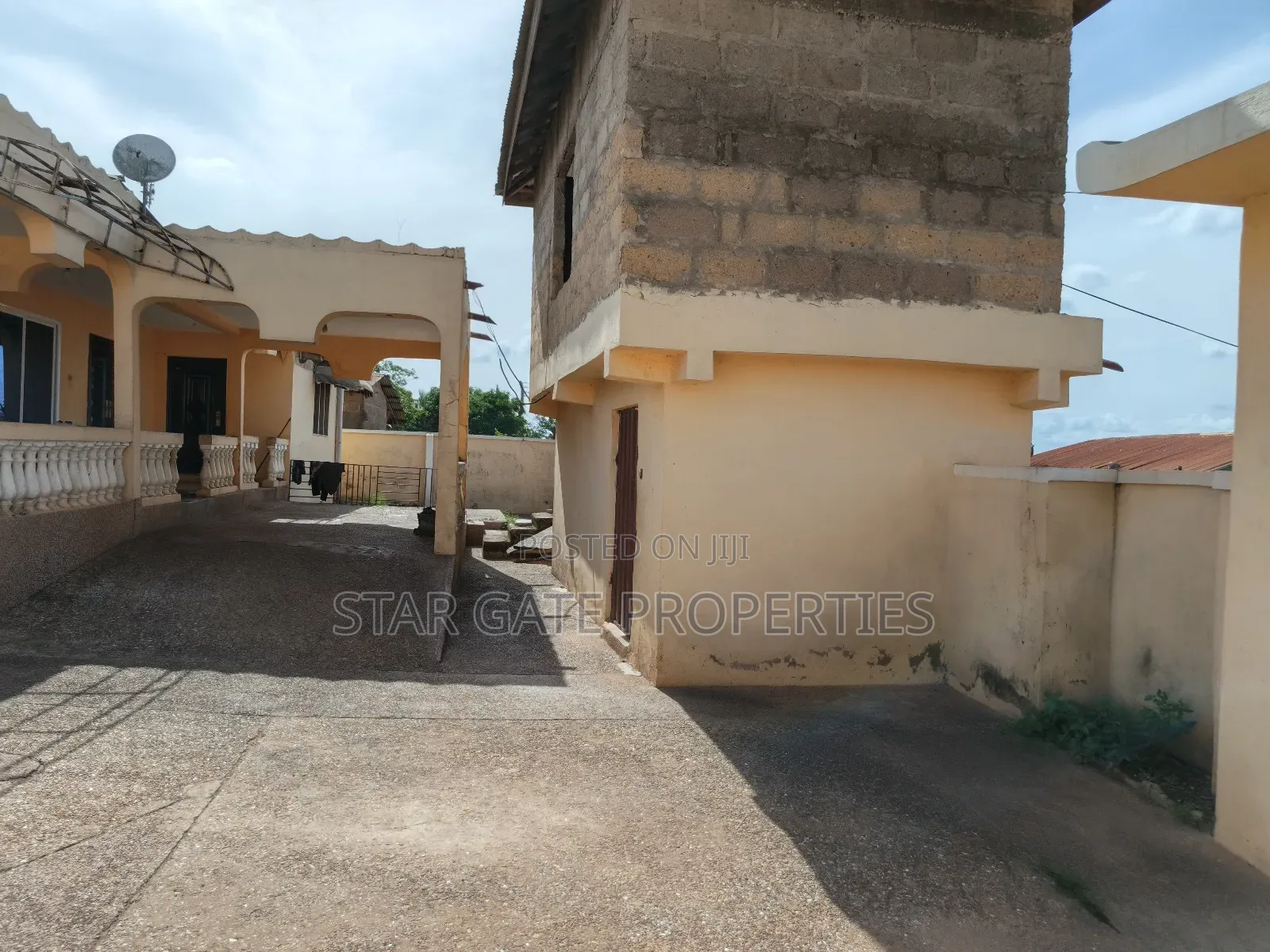 6bdrm House in Abuakwa Mankraso, Atwima Nwabiagya for sale