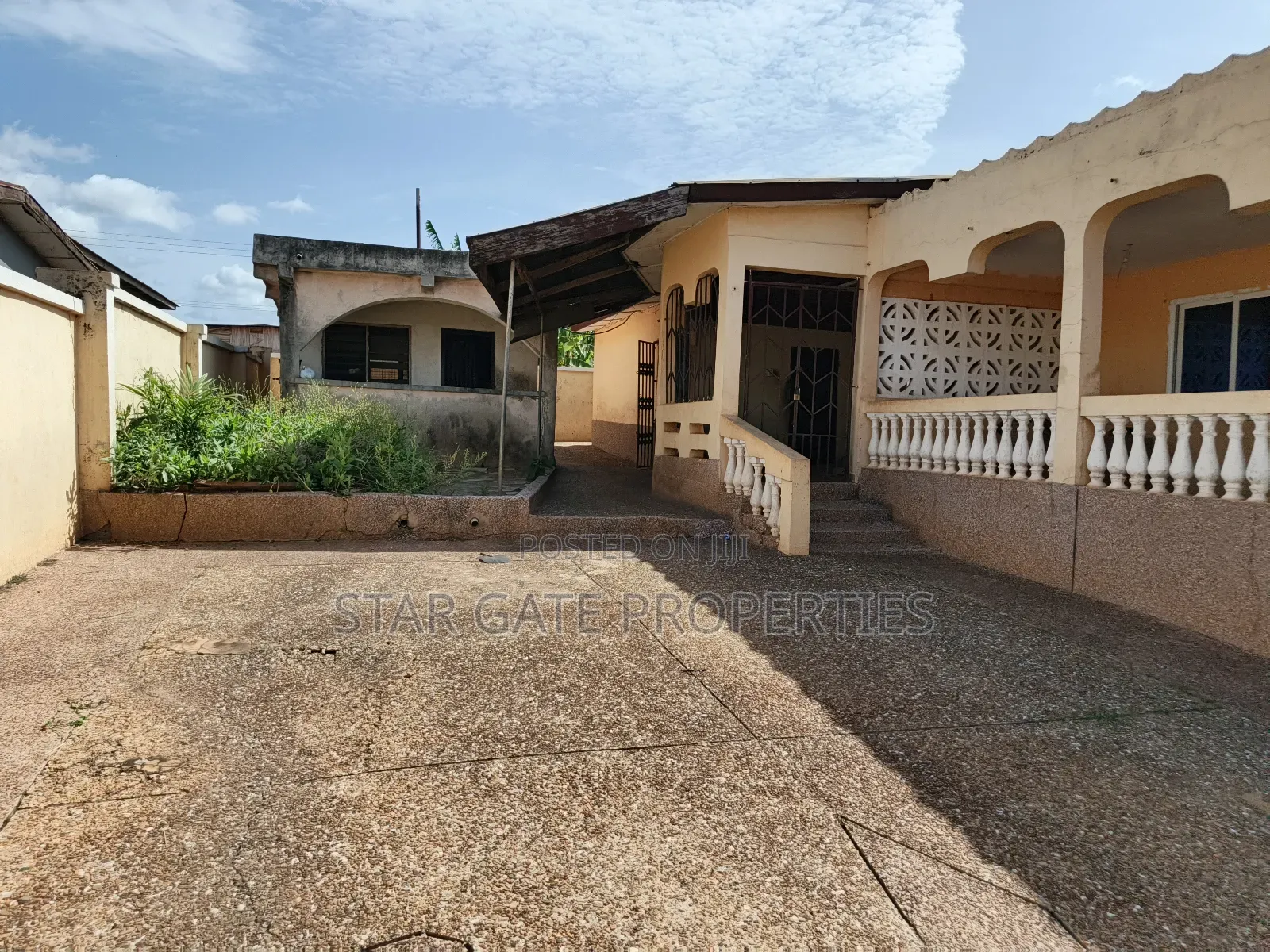 6bdrm House in Abuakwa Mankraso, Atwima Nwabiagya for sale
