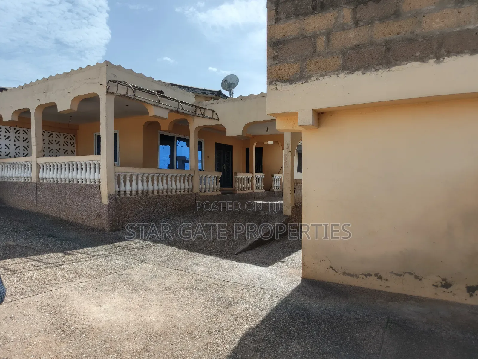 6bdrm House in Abuakwa Mankraso, Atwima Nwabiagya for sale