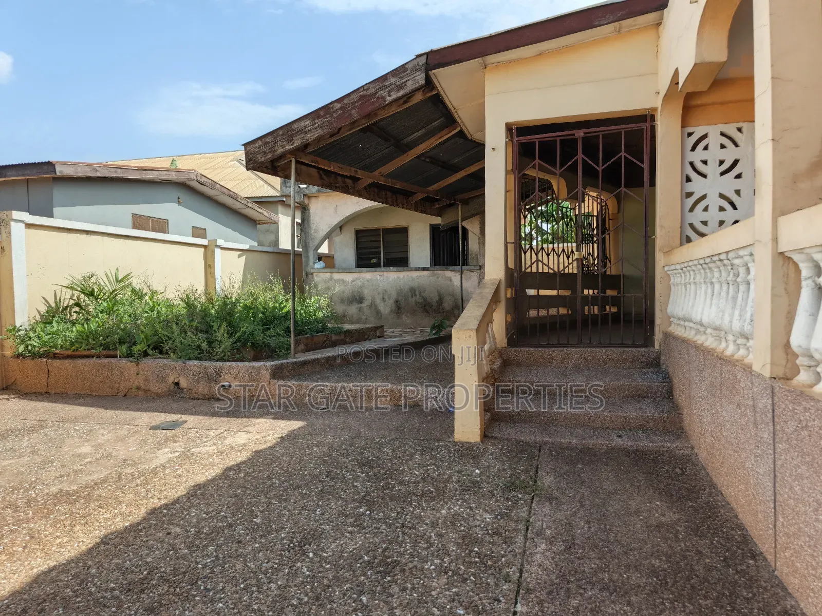 6bdrm House in Abuakwa Mankraso, Atwima Nwabiagya for sale