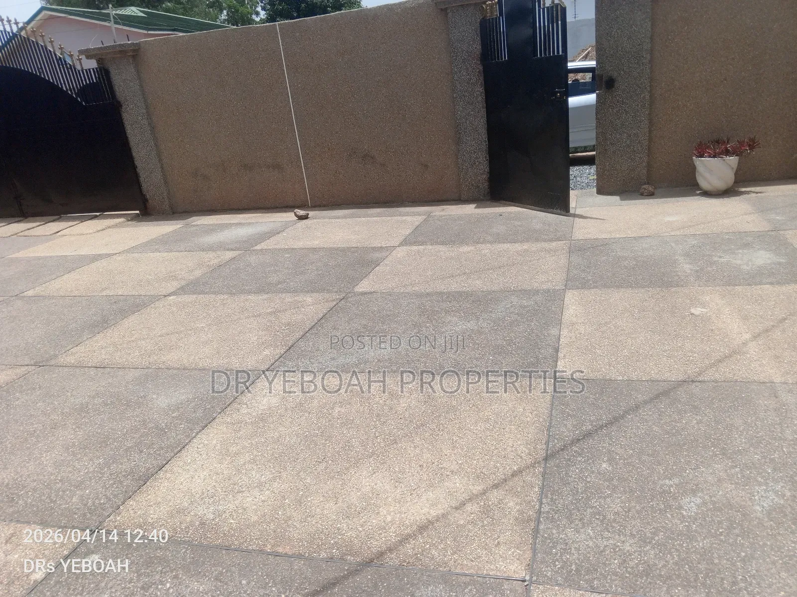 1bdrm Apartment in Spintex Road:- Hall for rent