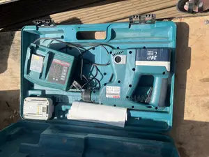Makita Bhr200 Cordless Rotary Hammer Drill, Has a Weak Battery