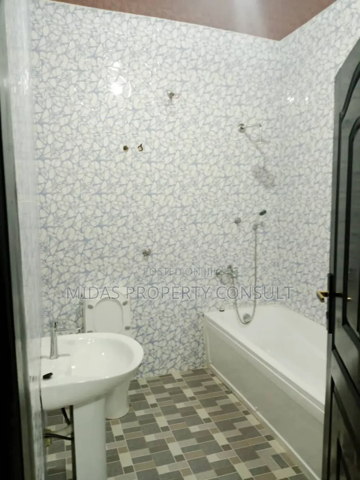 5bdrm House in Akraman, Amasaman for sale