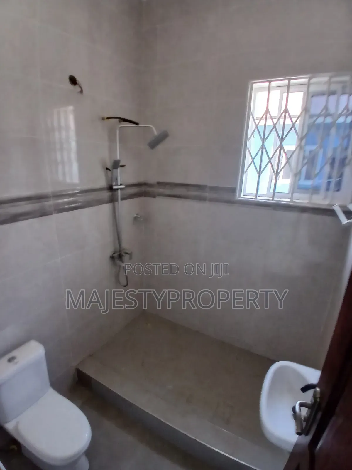 3bdrm Apartment in Okpoegonor, Manet Court for rent