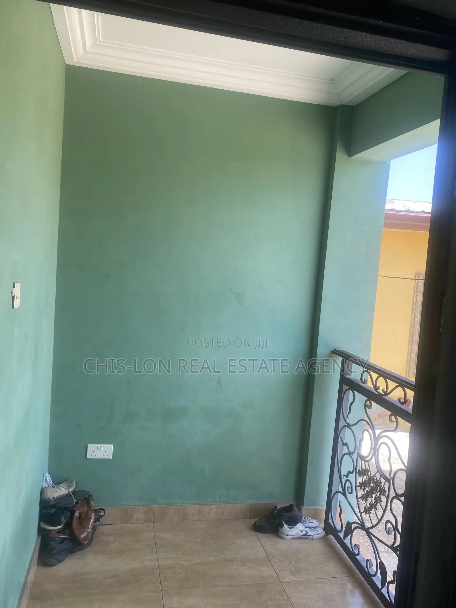 10bdrm Apartment in Chis-Lon Broker’S, Adade for rent