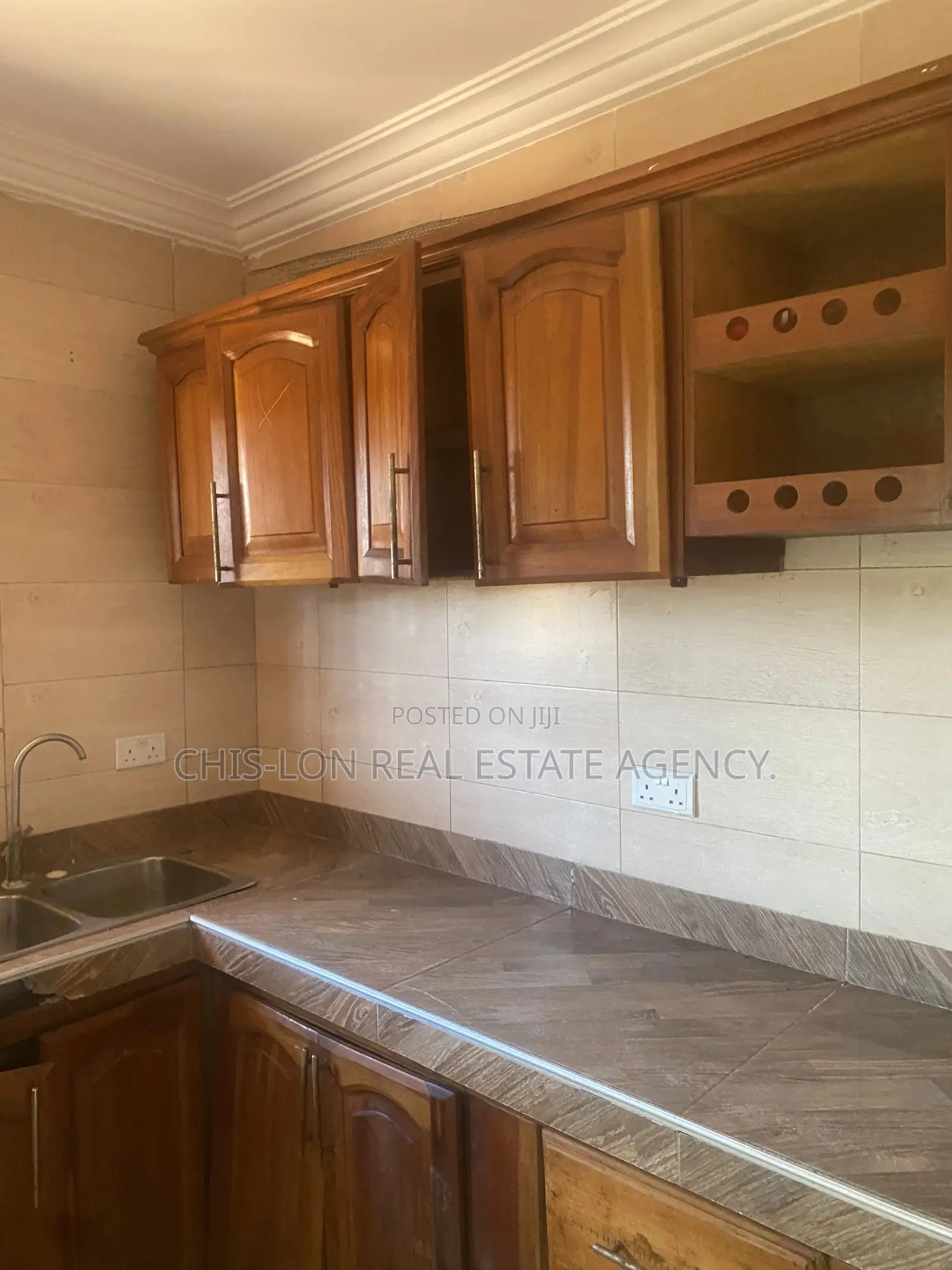 10bdrm Apartment in Chis-Lon Broker’S, Adade for rent