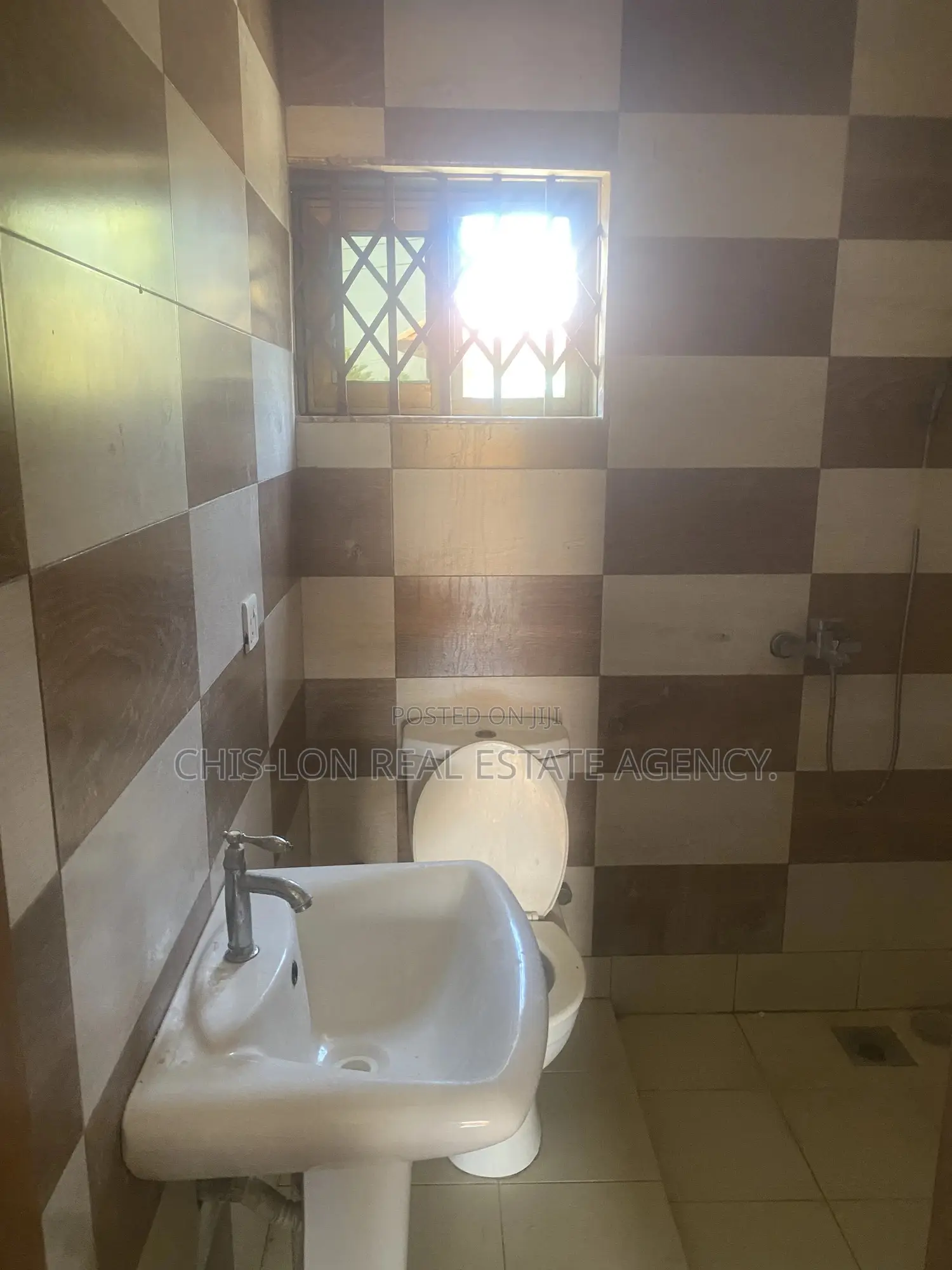 10bdrm Apartment in Chis-Lon Broker’S, Adade for rent