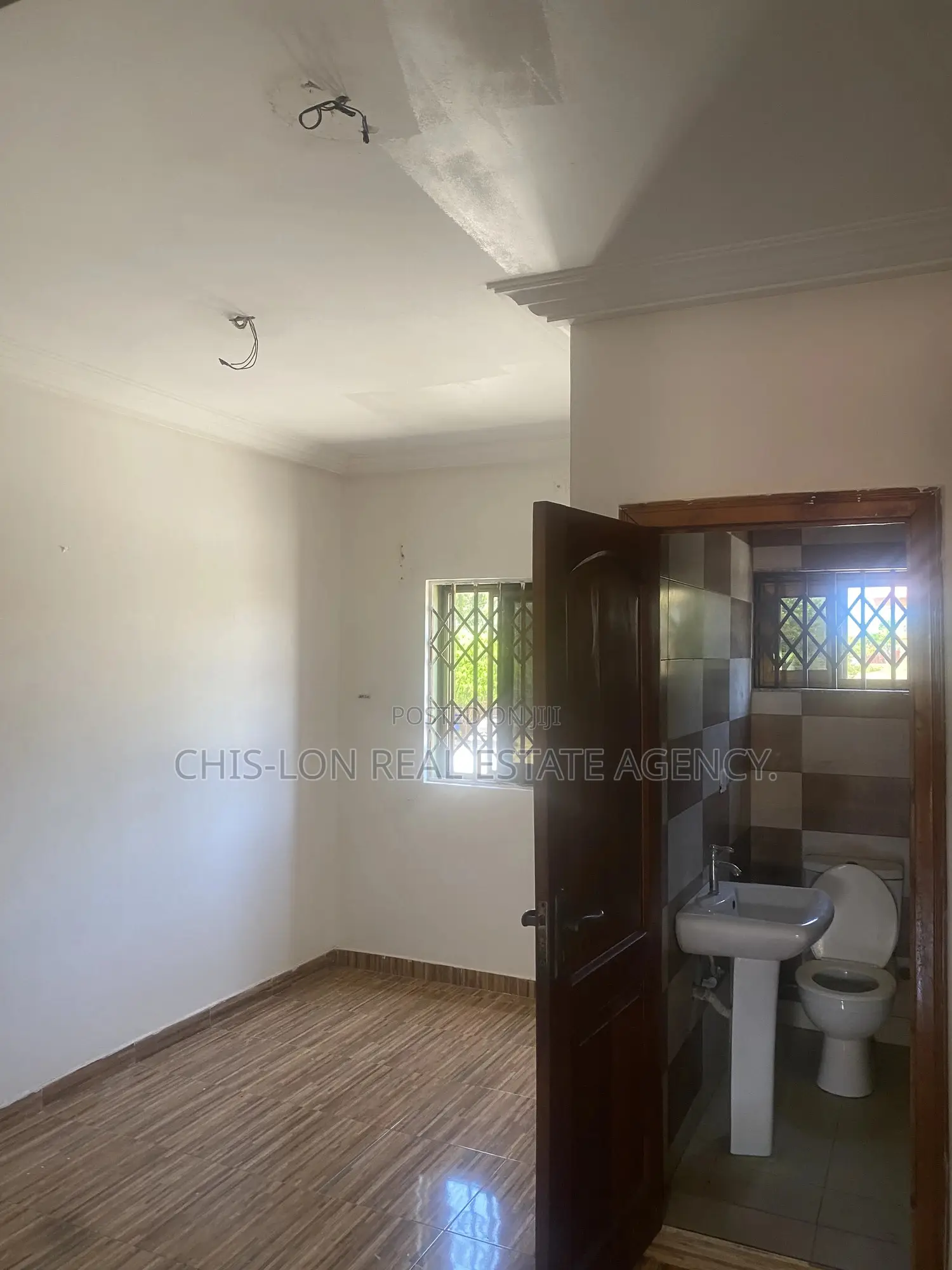 10bdrm Apartment in Chis-Lon Broker’S, Adade for rent