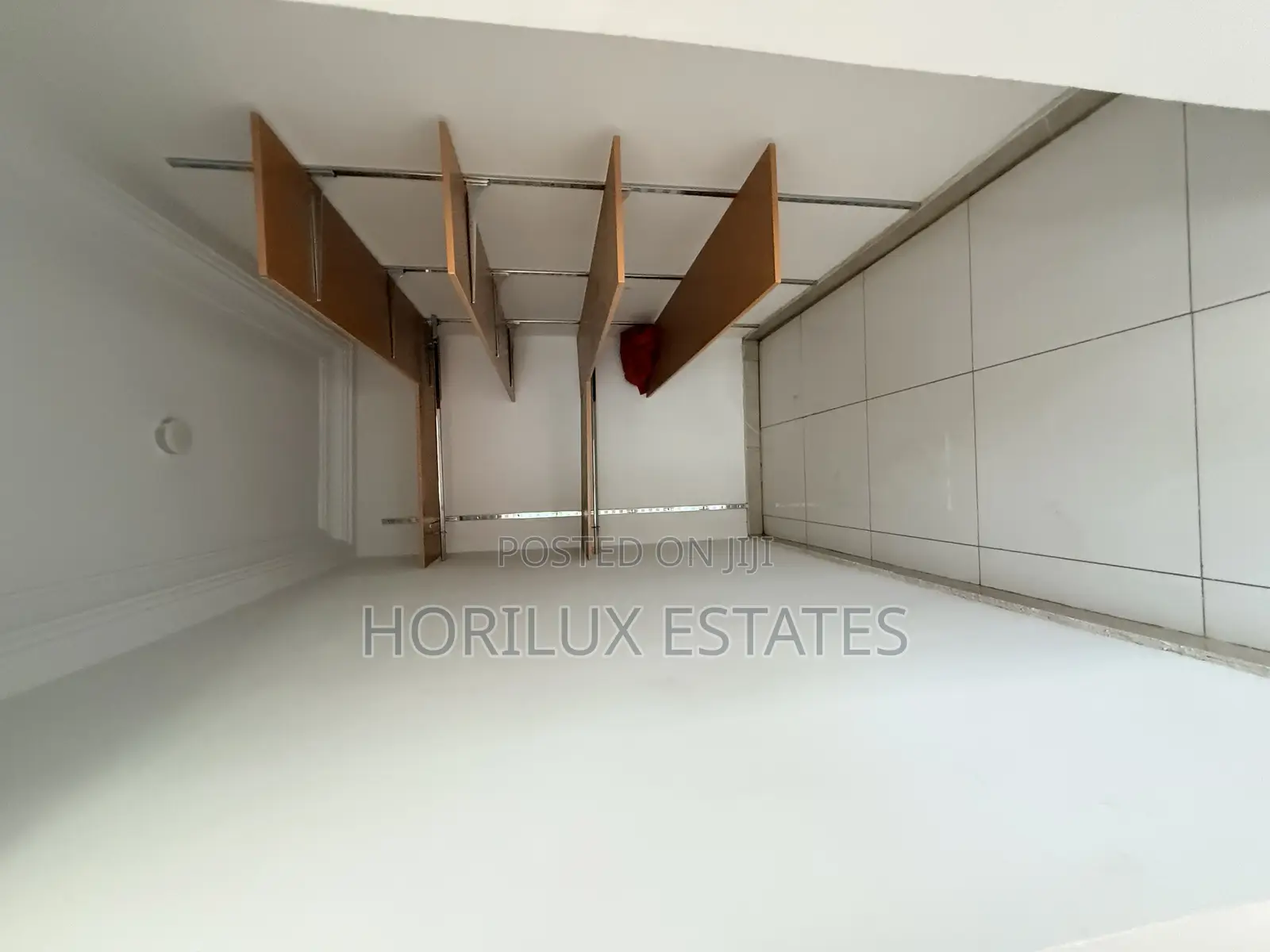 3bdrm Apartment in Very Close To Road, Adjiriganor for rent
