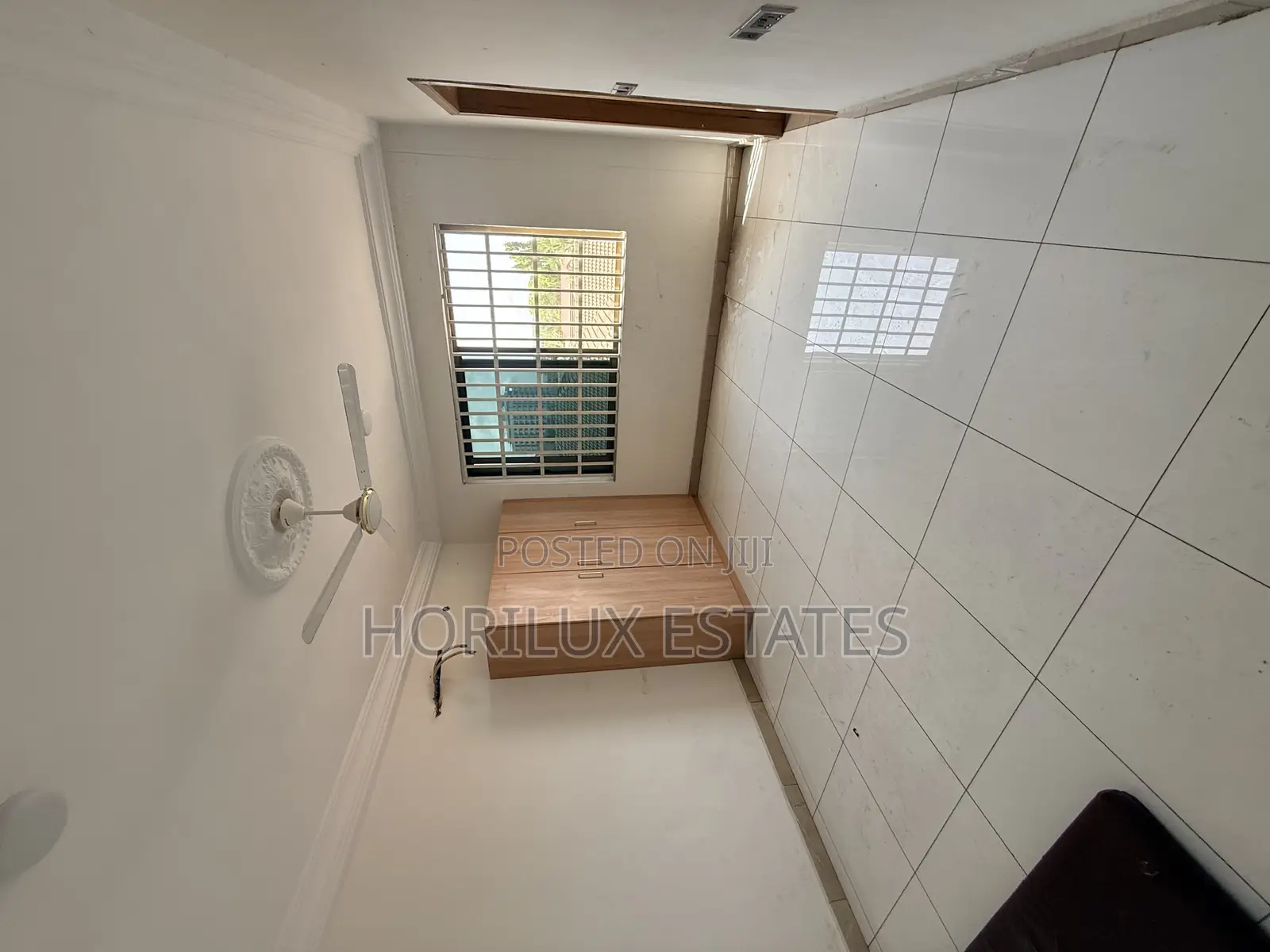 3bdrm Apartment in Very Close To Road, Adjiriganor for rent