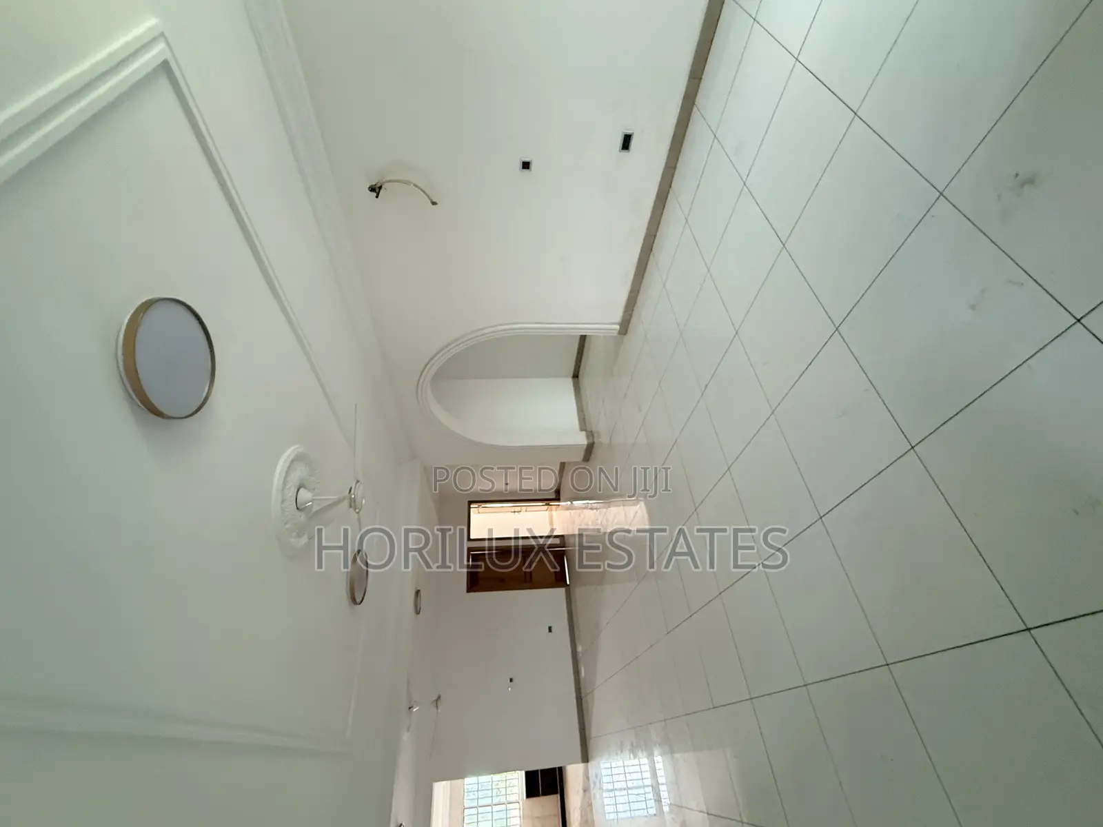 3bdrm Apartment in Very Close To Road, Adjiriganor for rent