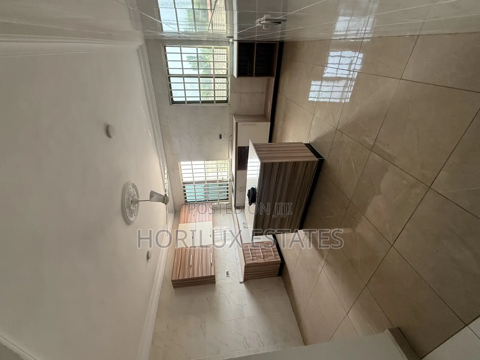 3bdrm Apartment in Very Close To Road, Adjiriganor for rent