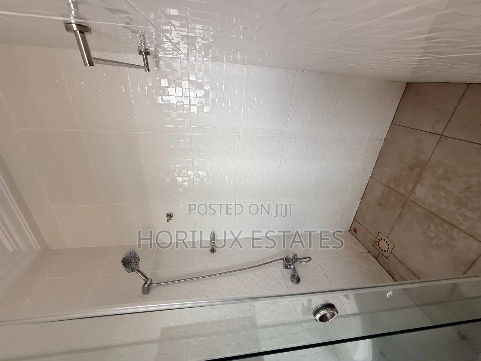 3bdrm Apartment in Very Close To Road, Adjiriganor for rent