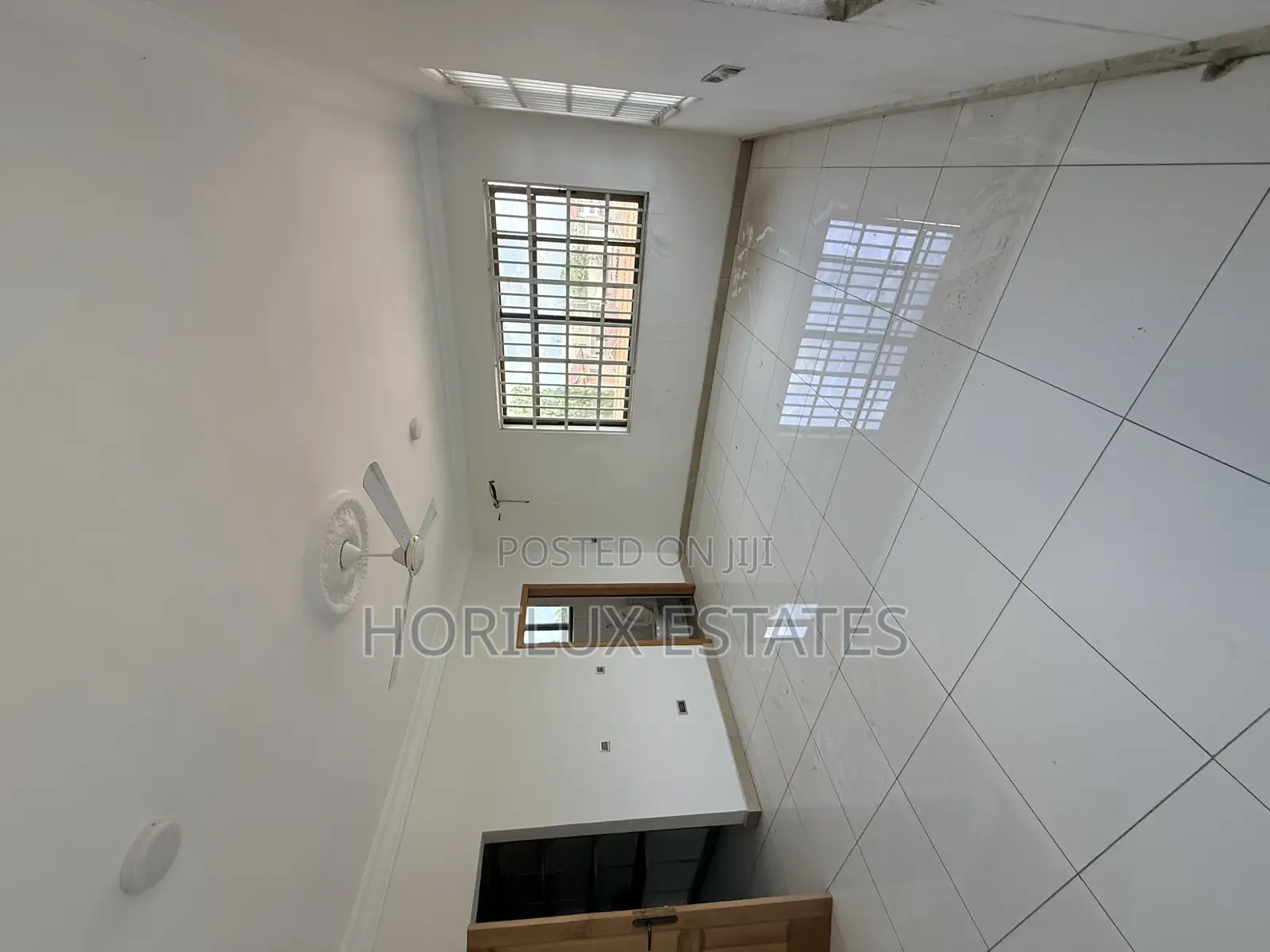 3bdrm Apartment in Very Close To Road, Adjiriganor for rent
