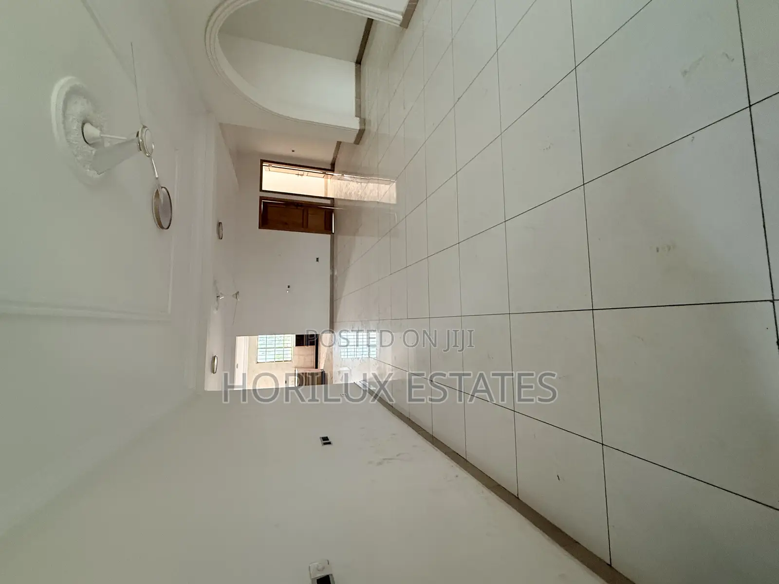 3bdrm Apartment in Very Close To Road, Adjiriganor for rent