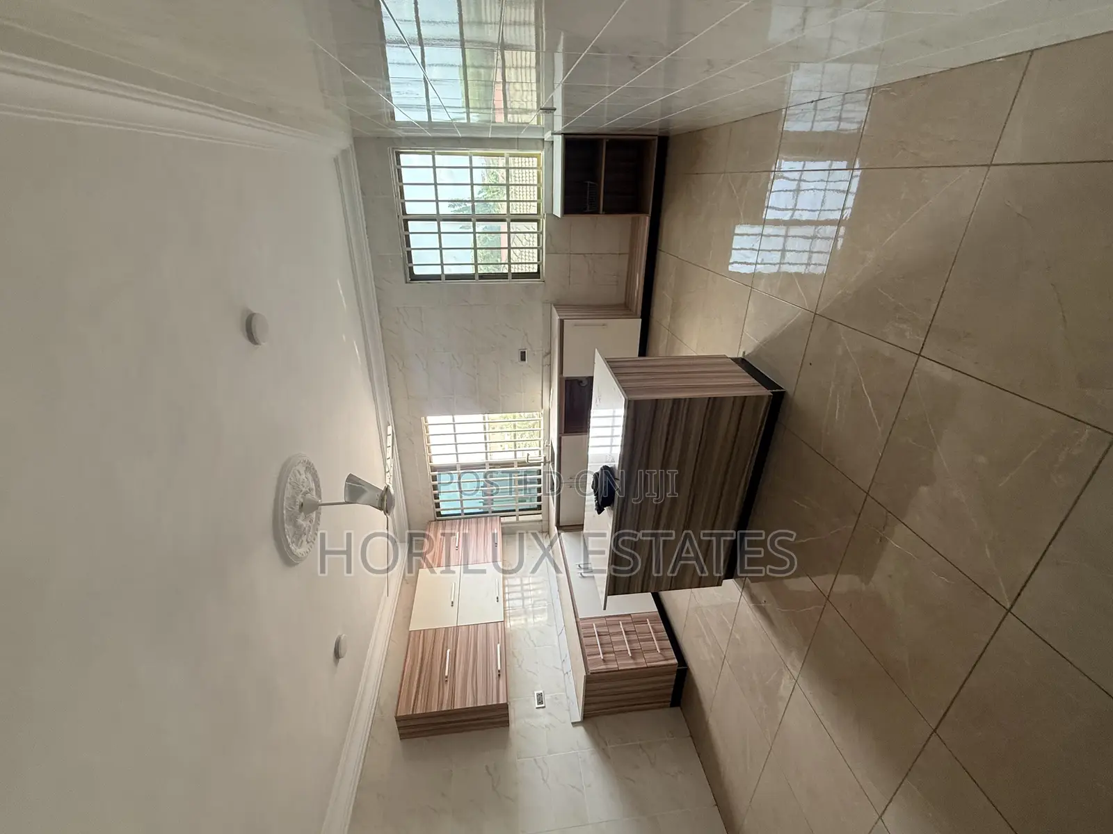 3bdrm Apartment in Very Close To Road, Adjiriganor for rent