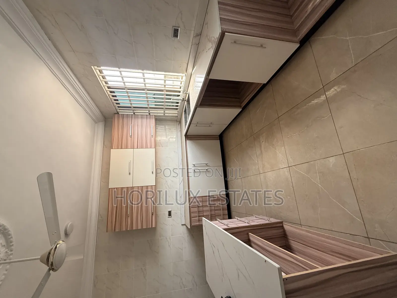 3bdrm Apartment in Very Close To Road, Adjiriganor for rent
