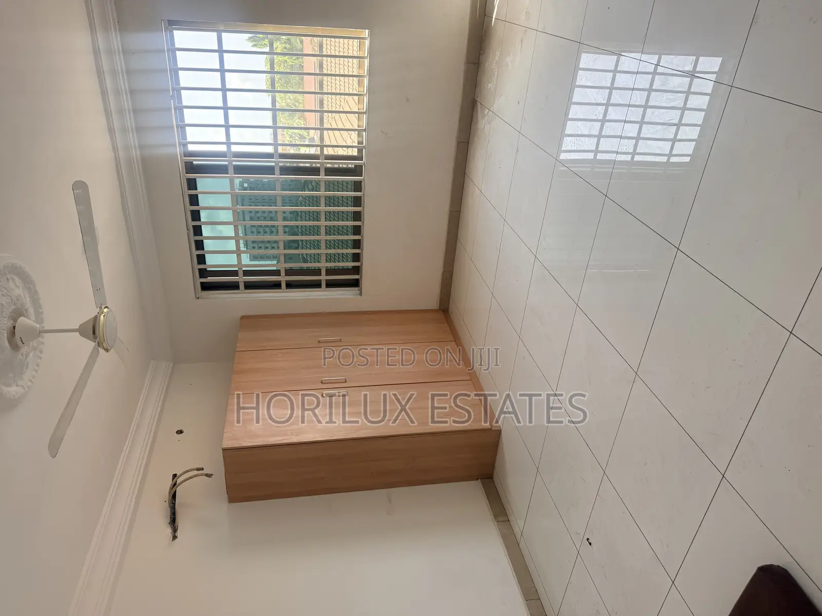 3bdrm Apartment in Very Close To Road, Adjiriganor for rent