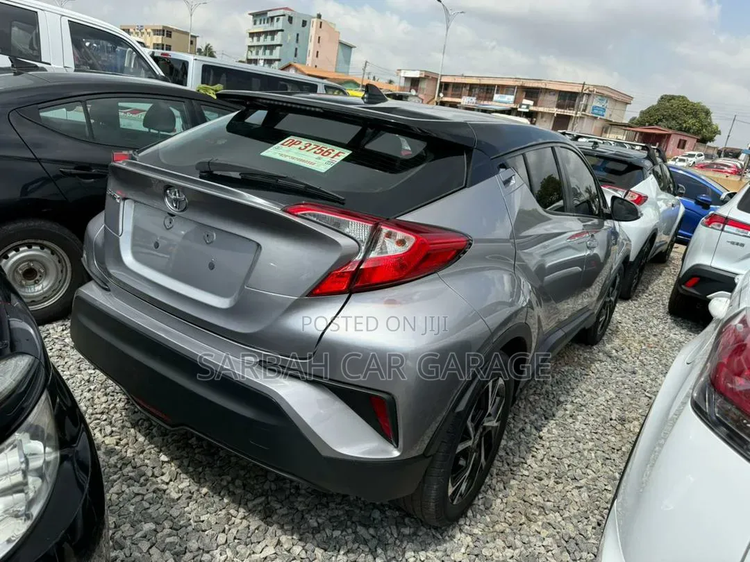 Toyota C-HR XLE FWD Sport Utility (2.0L 4cyl 2AM) 2018 Gray