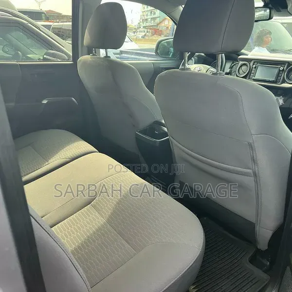 Toyota C-HR XLE FWD Sport Utility (2.0L 4cyl 2AM) 2018 Gray