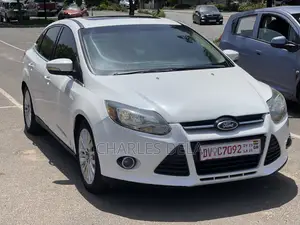 Ford Focus SE Sedan FWD (2.0L 4cyl 5M) 2012 White