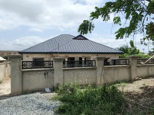 5bdrm House in Near Kenyasi, Kwabre for sale