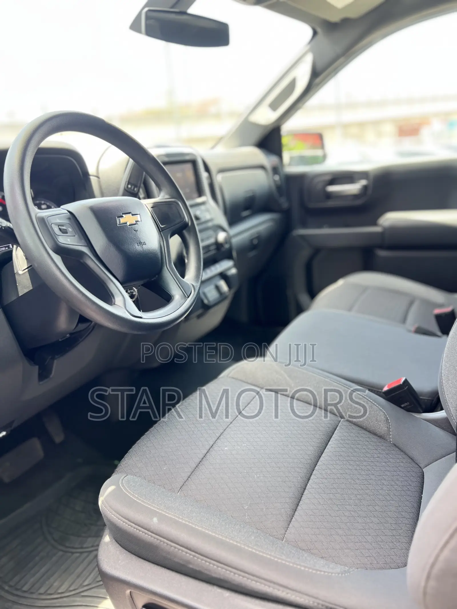 Chevrolet Silverado 2022 Silver