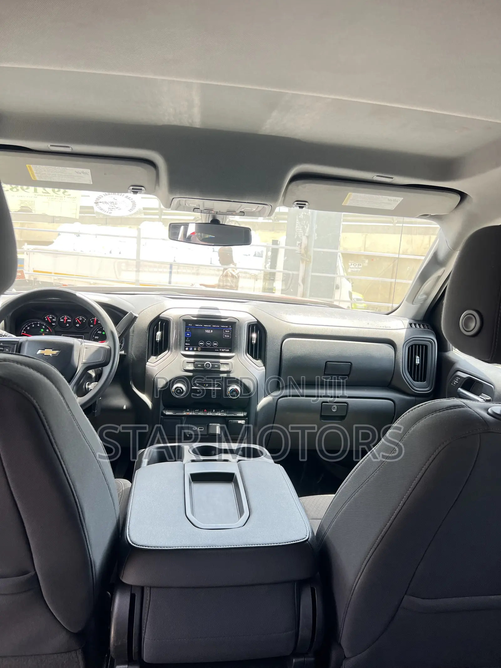Chevrolet Silverado 2022 Silver