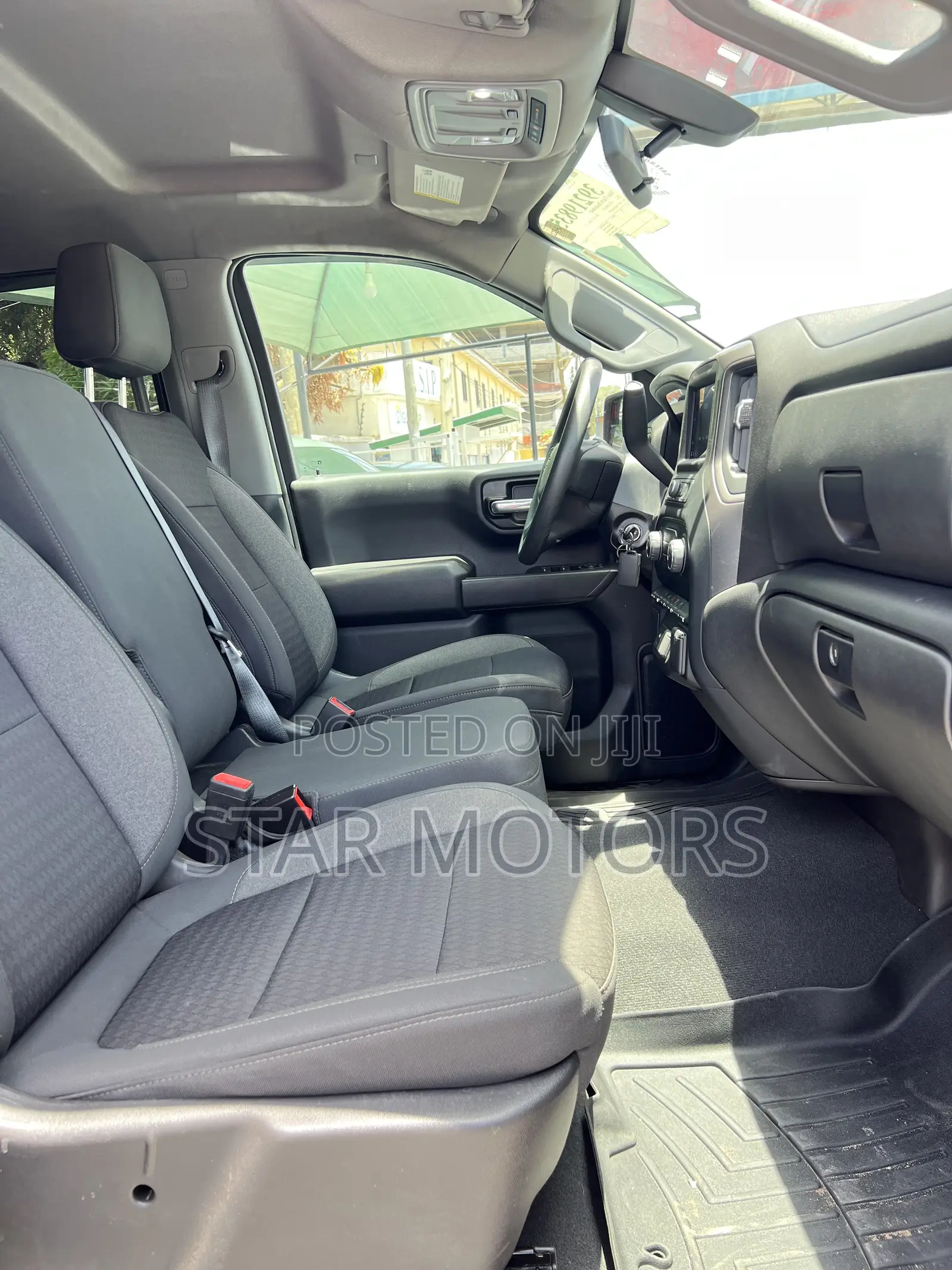 Chevrolet Silverado 2022 Silver