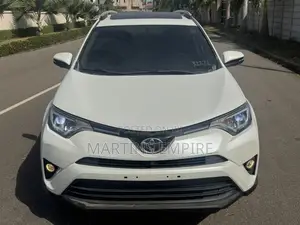 Toyota RAV4 XLE AWD (2.5L 4cyl 6A) 2017 White