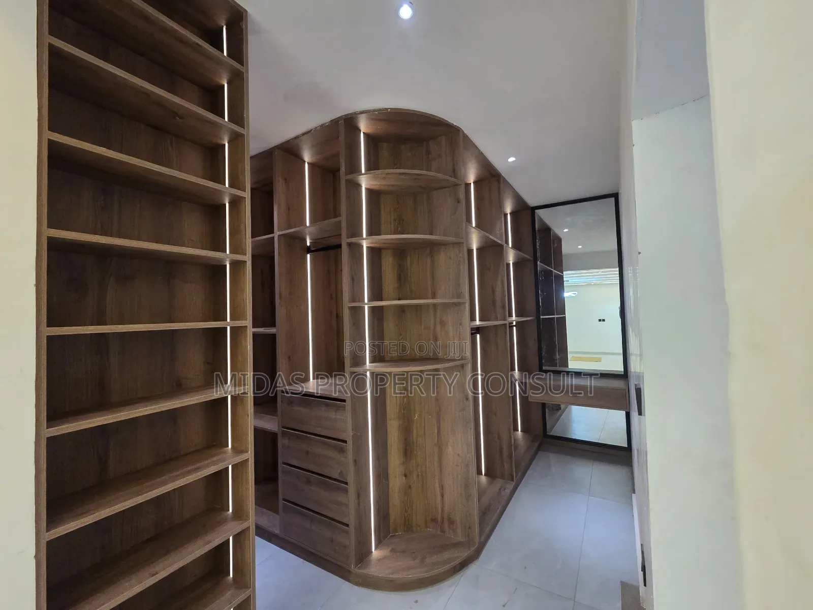 5bdrm House in Adjiringanor, Ability for sale