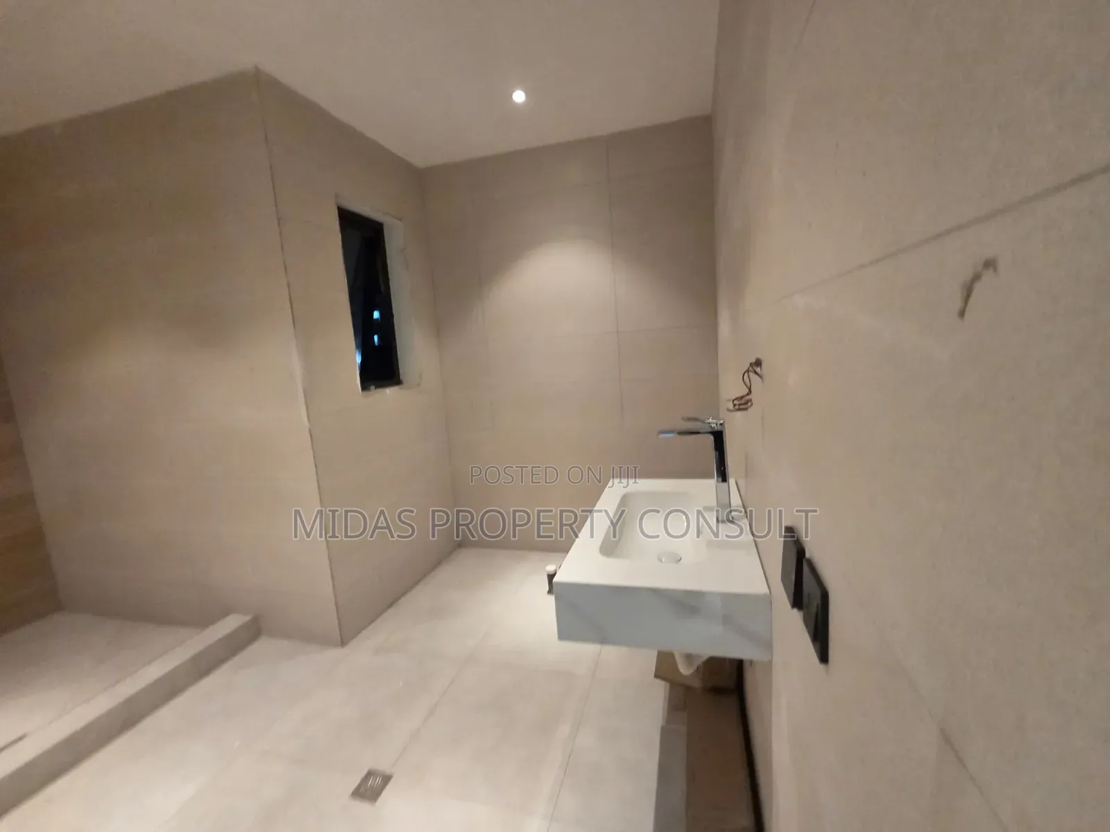 5bdrm House in Adjiringanor, Ability for sale