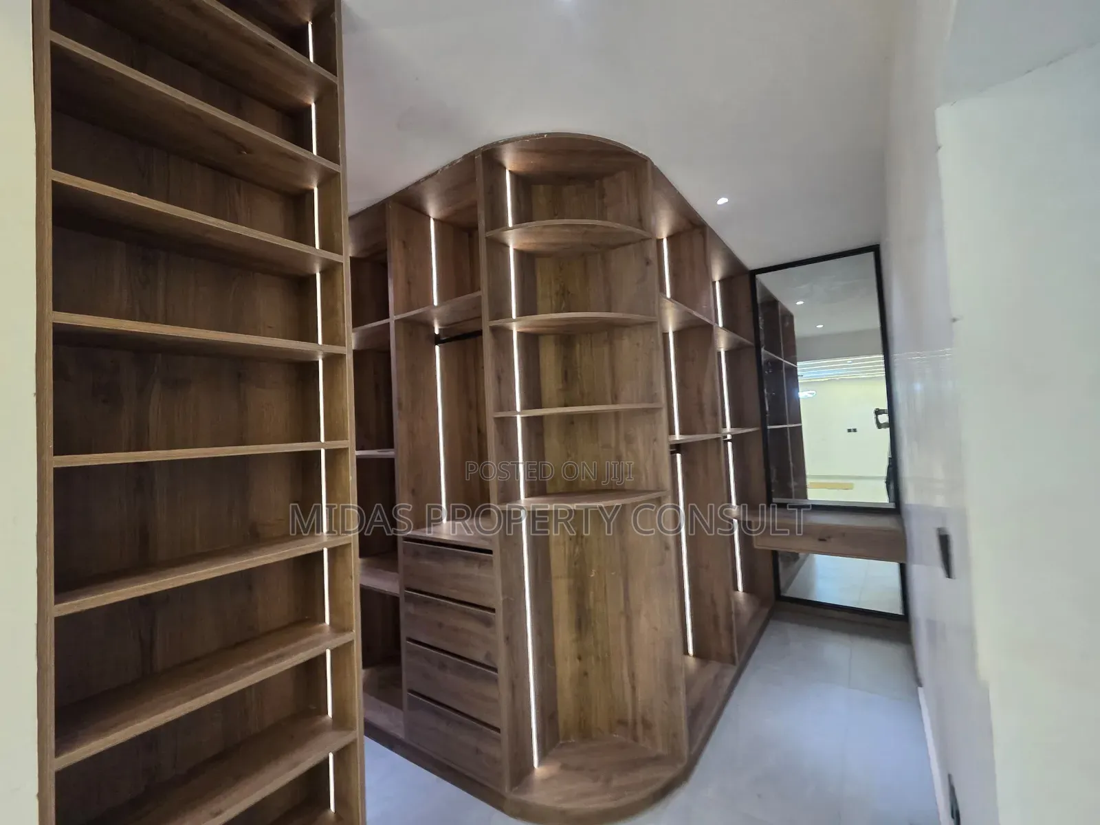 5bdrm House in Adjiringanor, Ability for sale