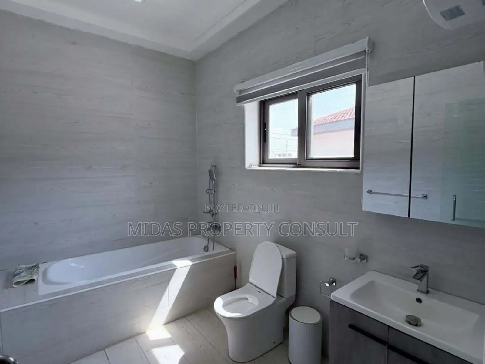 5bdrm House in Adjiringanor, Ability for sale