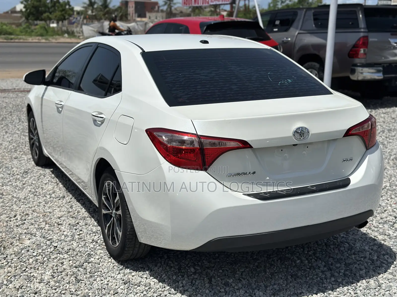 Toyota Corolla XLE (1.8L 4cyl 2A) 2018 White