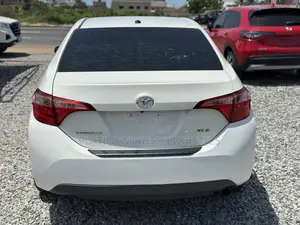 Toyota Corolla XLE (1.8L 4cyl 2A) 2018 White
