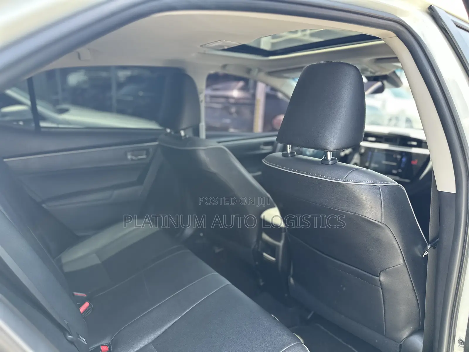Toyota Corolla XLE (1.8L 4cyl 2A) 2018 White