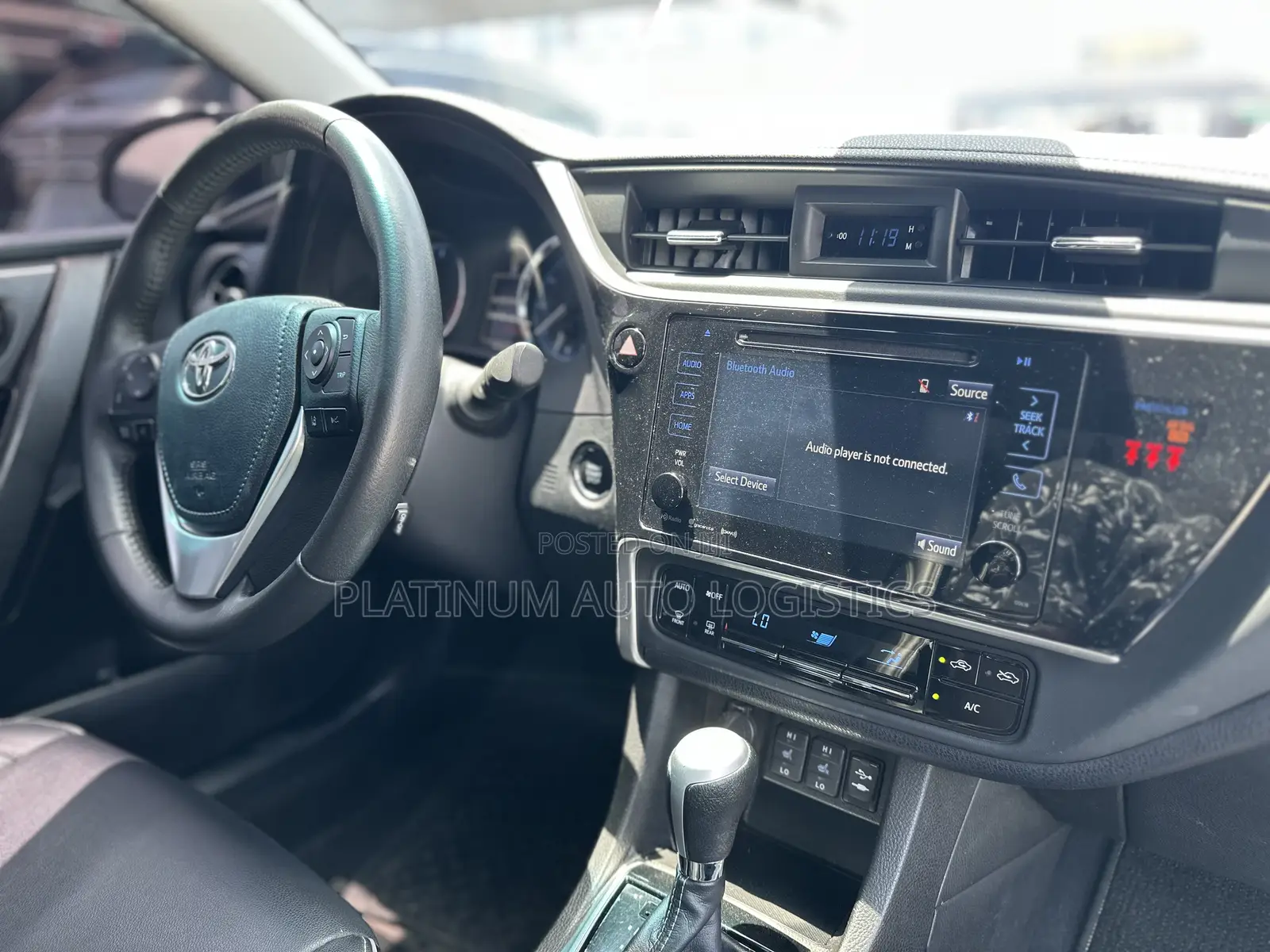 Toyota Corolla XLE (1.8L 4cyl 2A) 2018 White