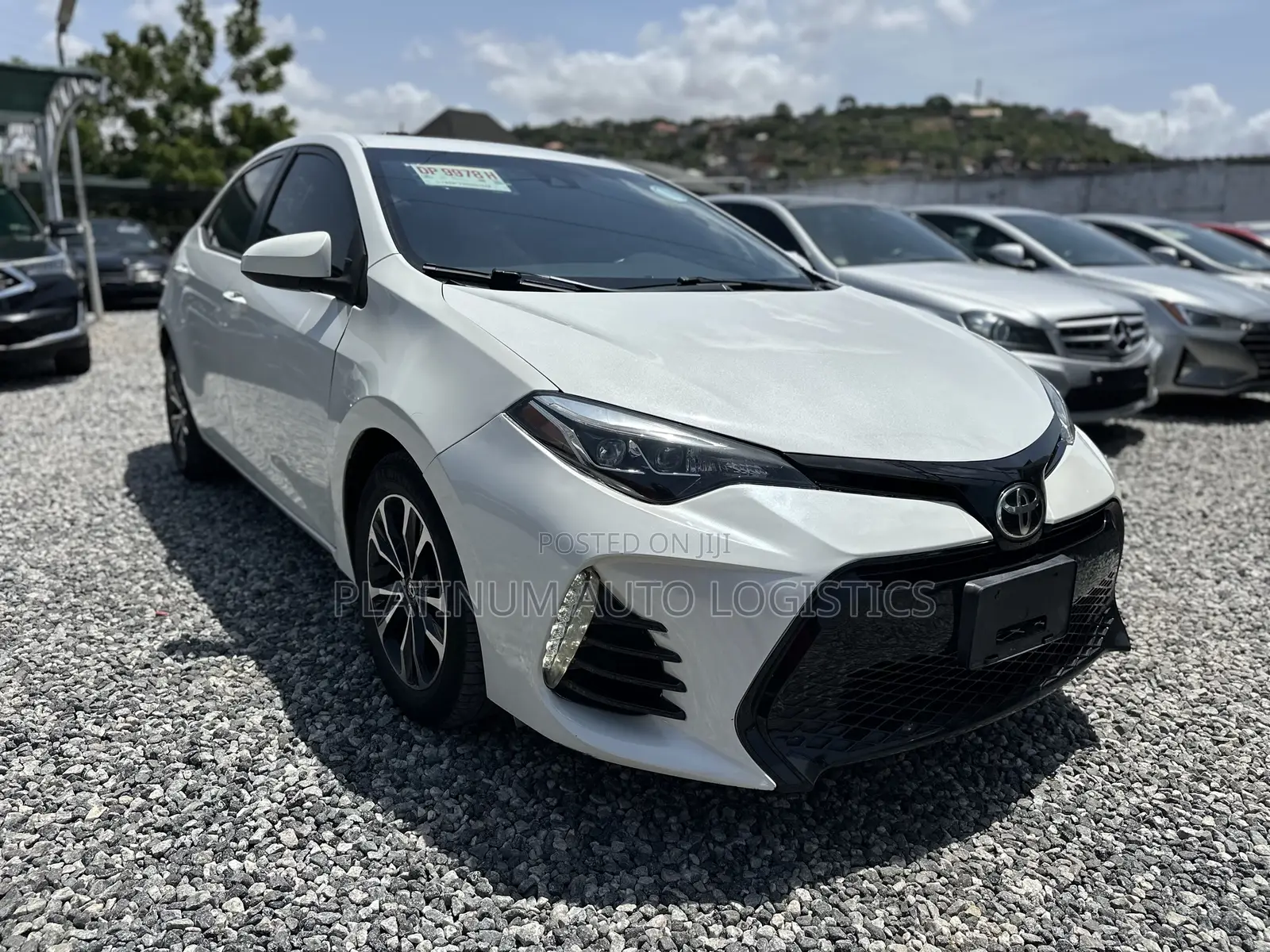 Toyota Corolla XLE (1.8L 4cyl 2A) 2018 White