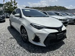 Toyota Corolla XLE (1.8L 4cyl 2A) 2018 White